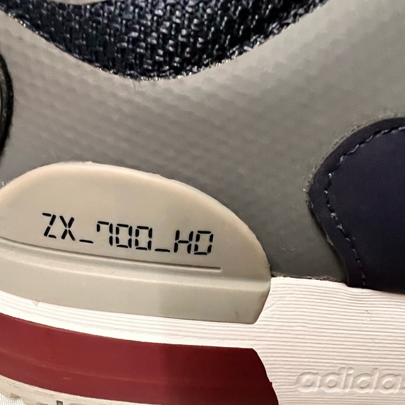 Men’s Adidas Sneaker, size 11. - Picture 9 of 14